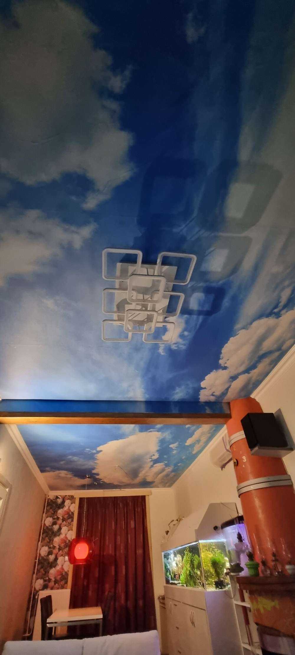 Blå himmel med skyer