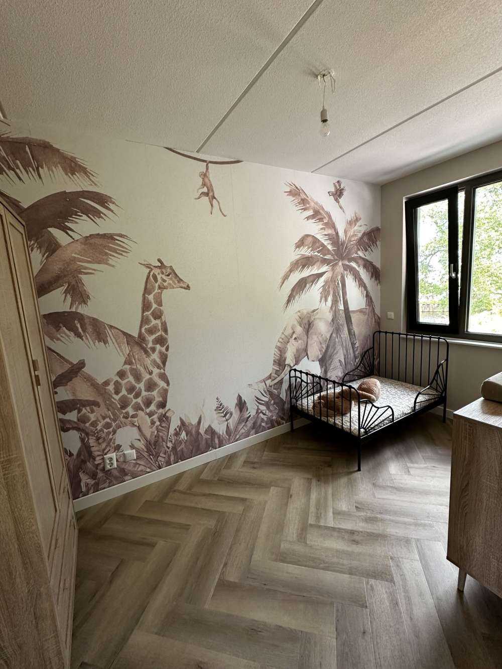 Forskellige jungledyr i taupe