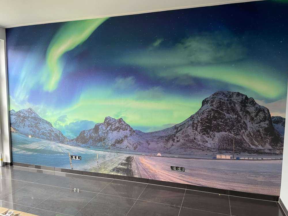 Nordlys over snødekte fjell