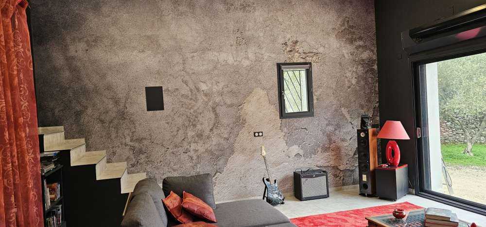 Sprucken betong med stuckatur