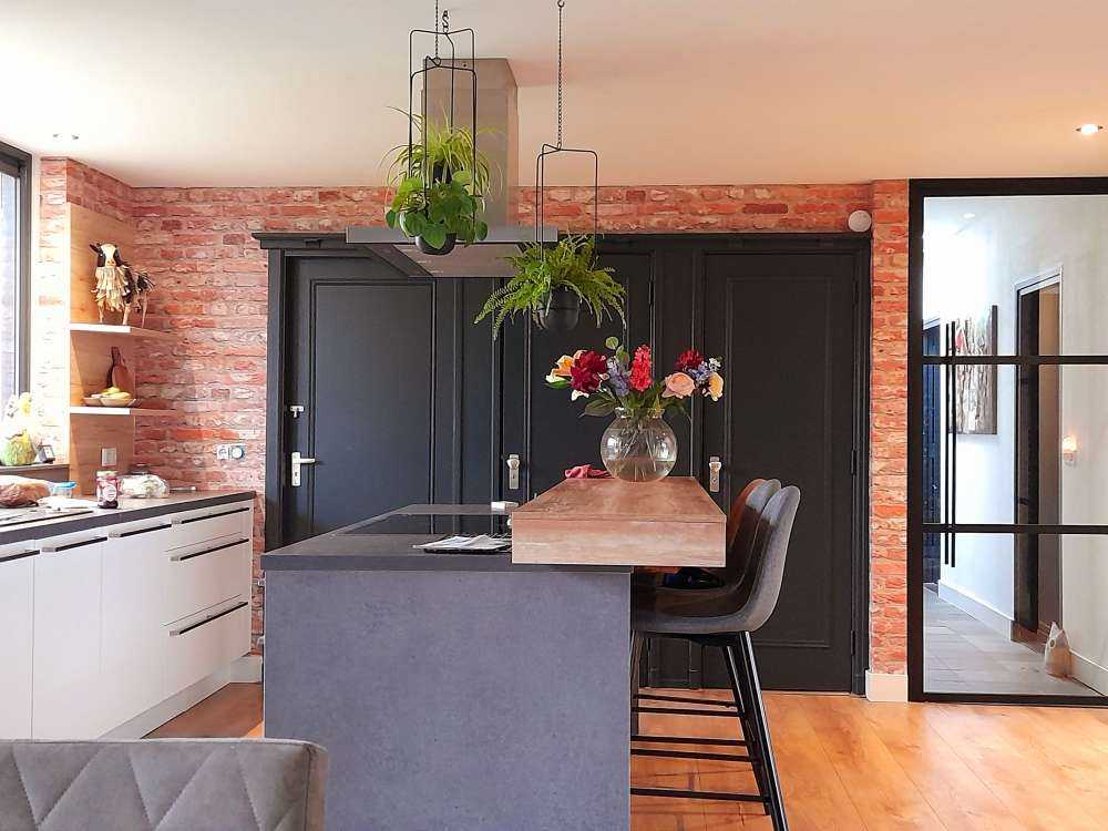 Vägg med tegelstenar i olika färger