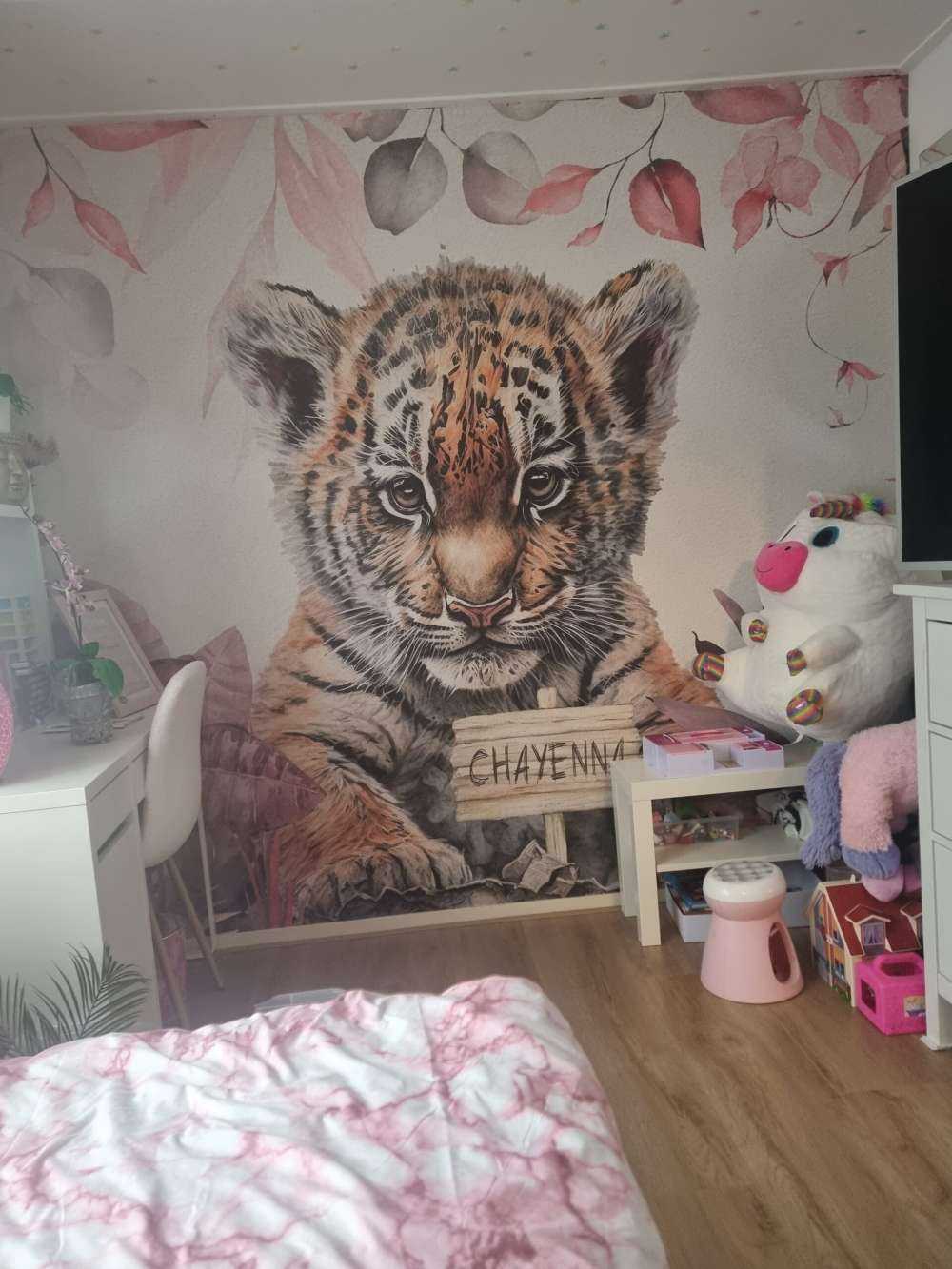 Sød tiger med planter pink