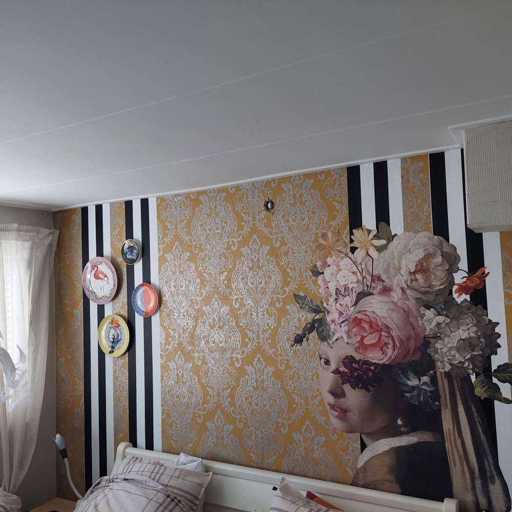 Pige med perleørering - blomsterdesign