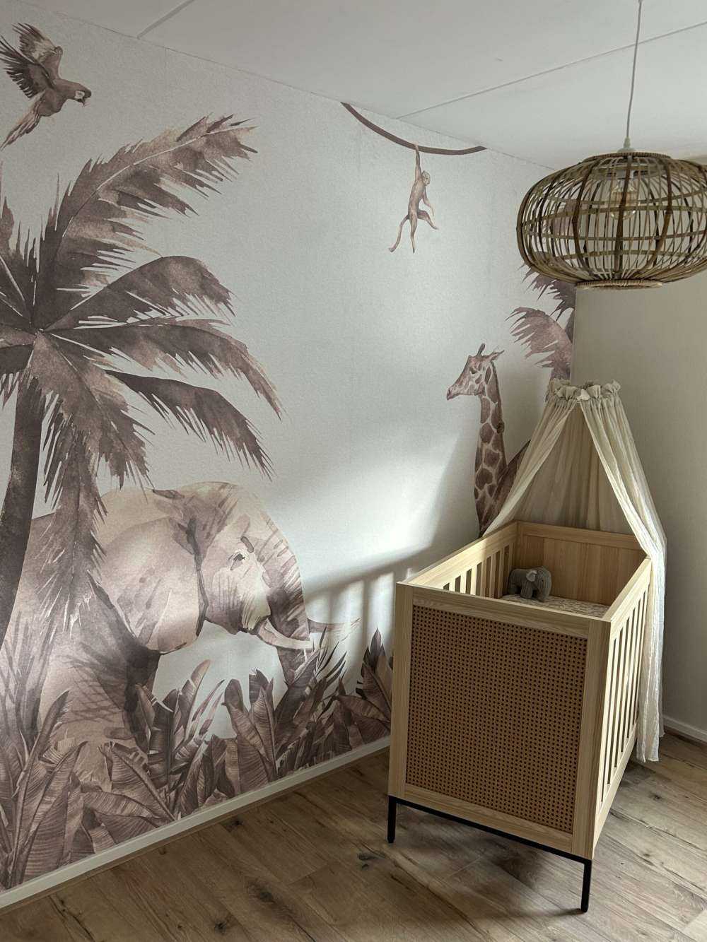 Forskellige jungledyr i taupe