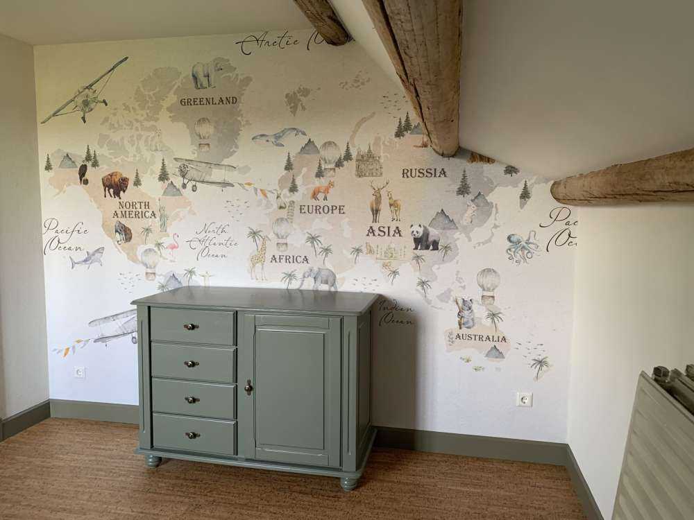 Världskarta med olika djur