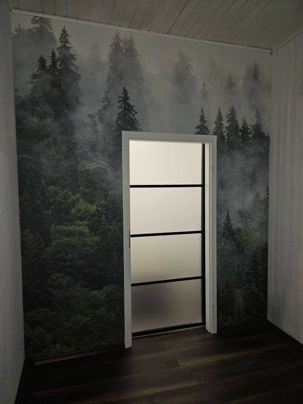 Dimmigt landskap med gröna träd