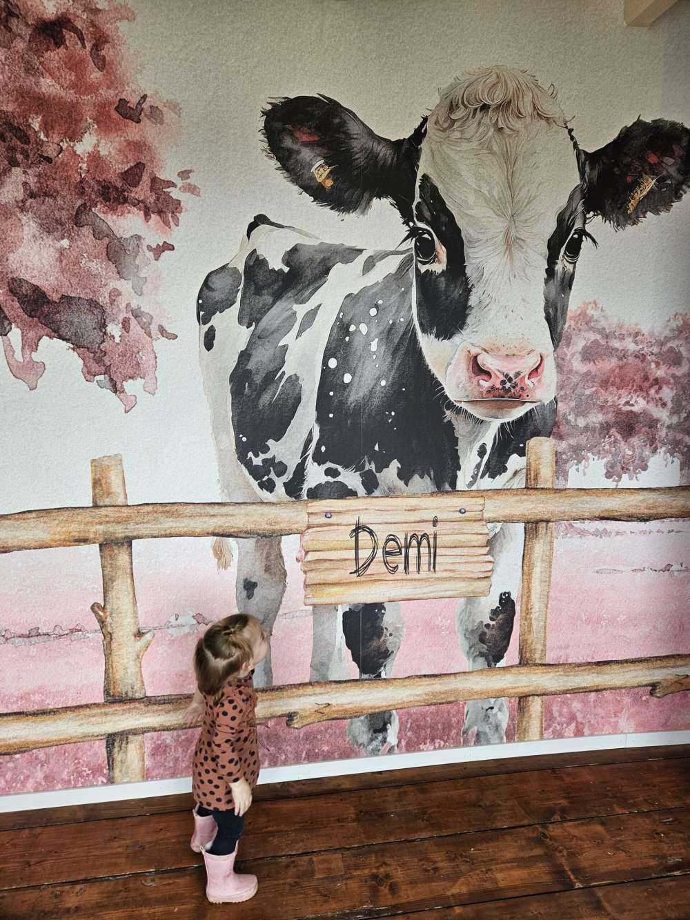 Ung ko på engen lyserød