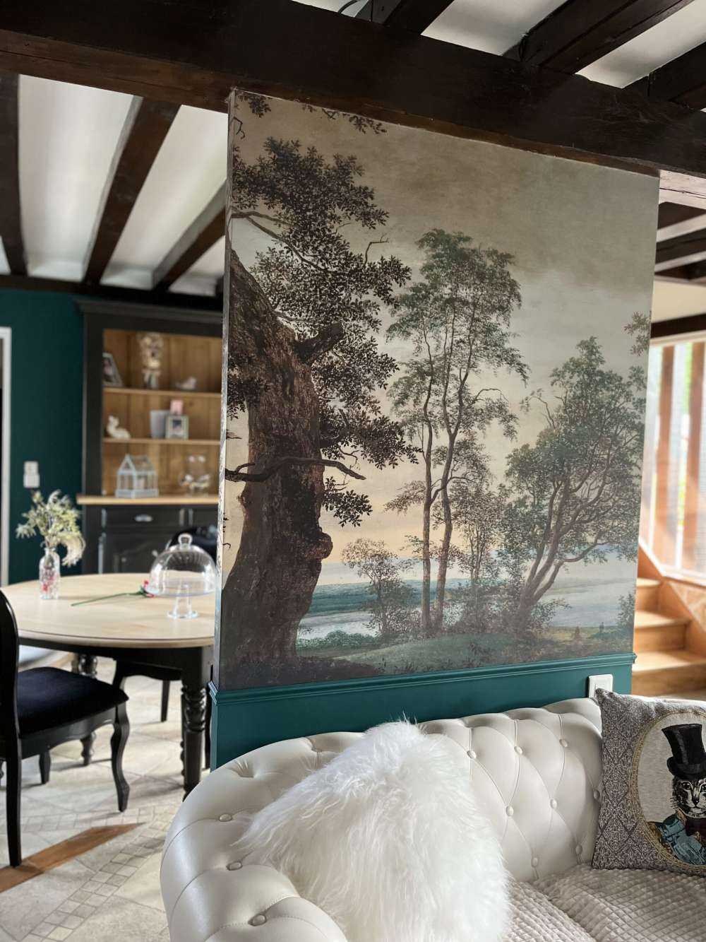 Flodlandskab set gennem træer