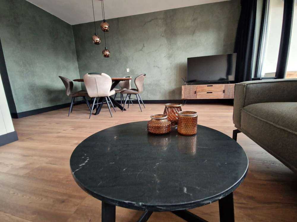Grøn beton med fejende revner