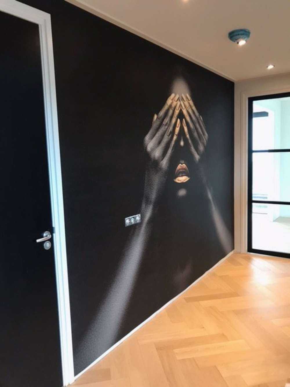 Kvinne med hendene foran øynene