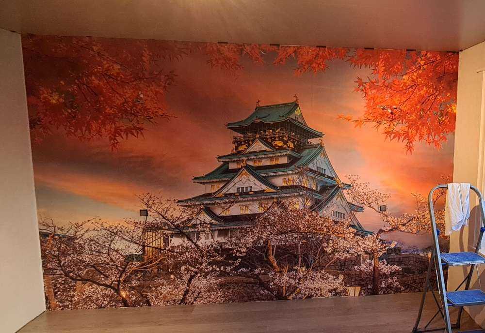 Osaka-slottet gjennom trærne