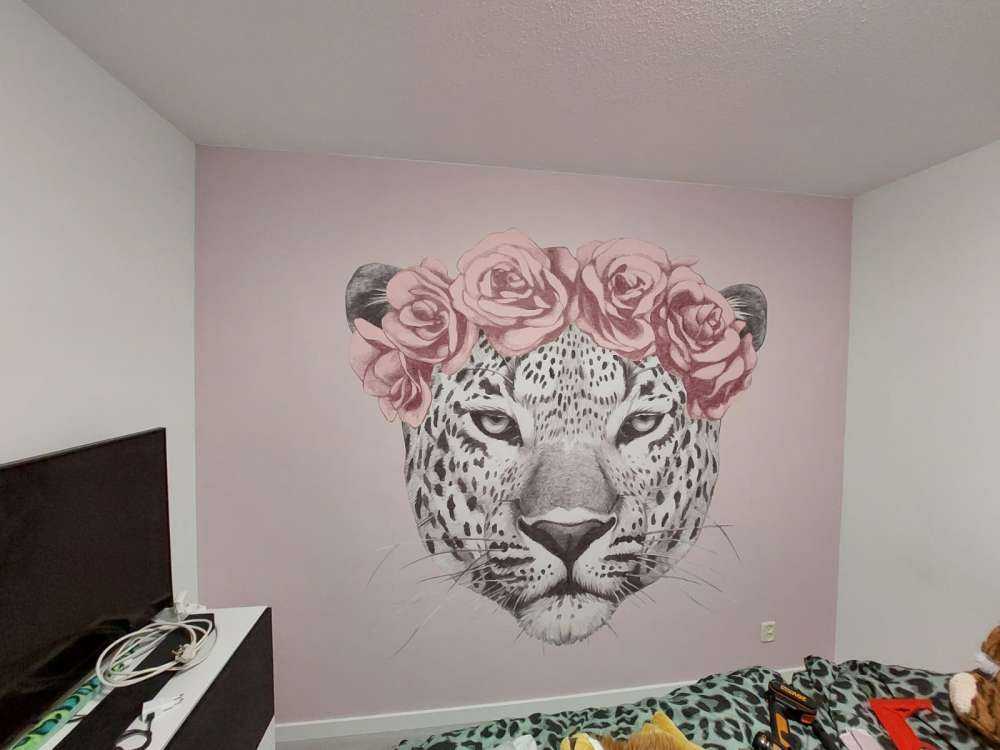 leopard med rosa blommor