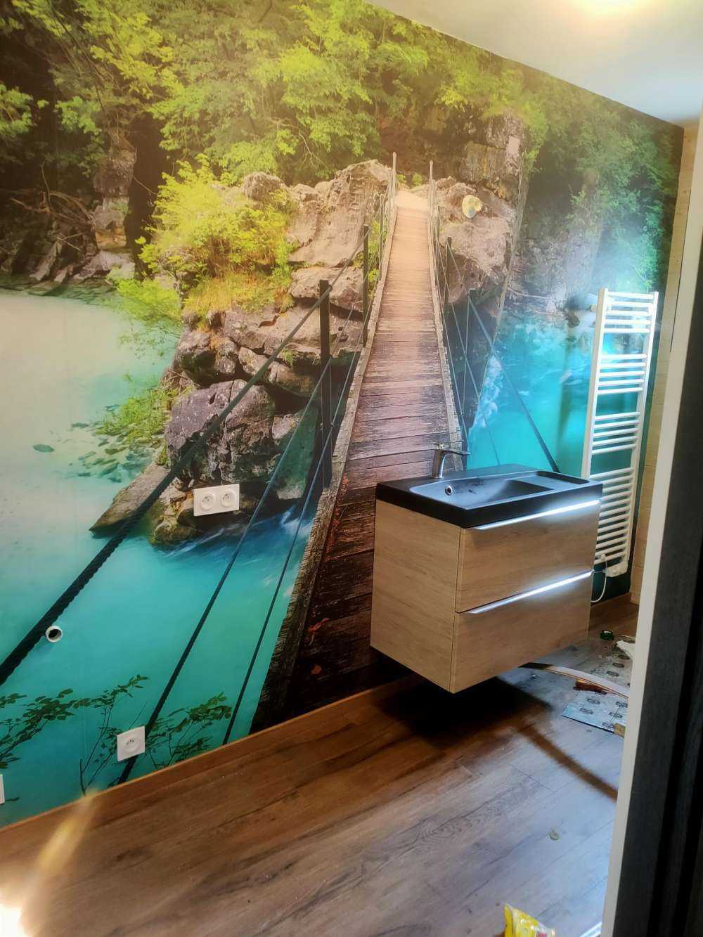 Bro over vakker blå elv