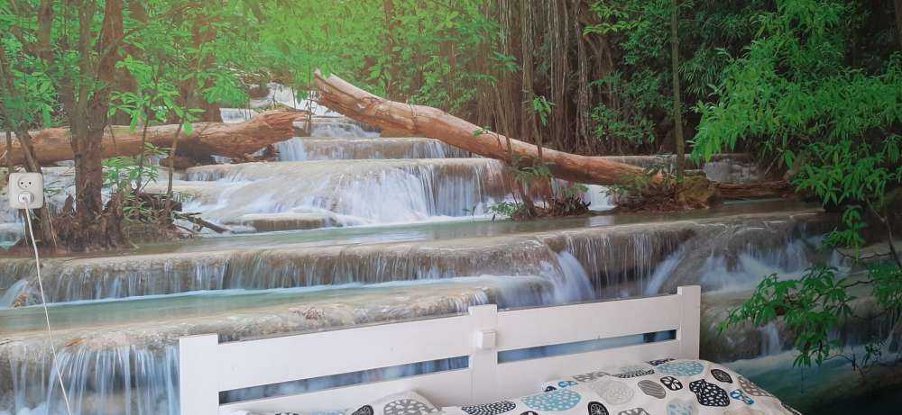 Brødt vandfald i skoven