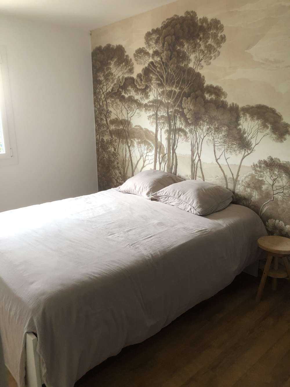 Skogslandskap nära Rom med nedåtgående sol