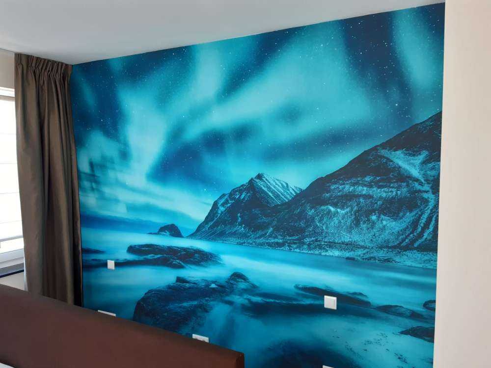 Blå nordlys med fjell