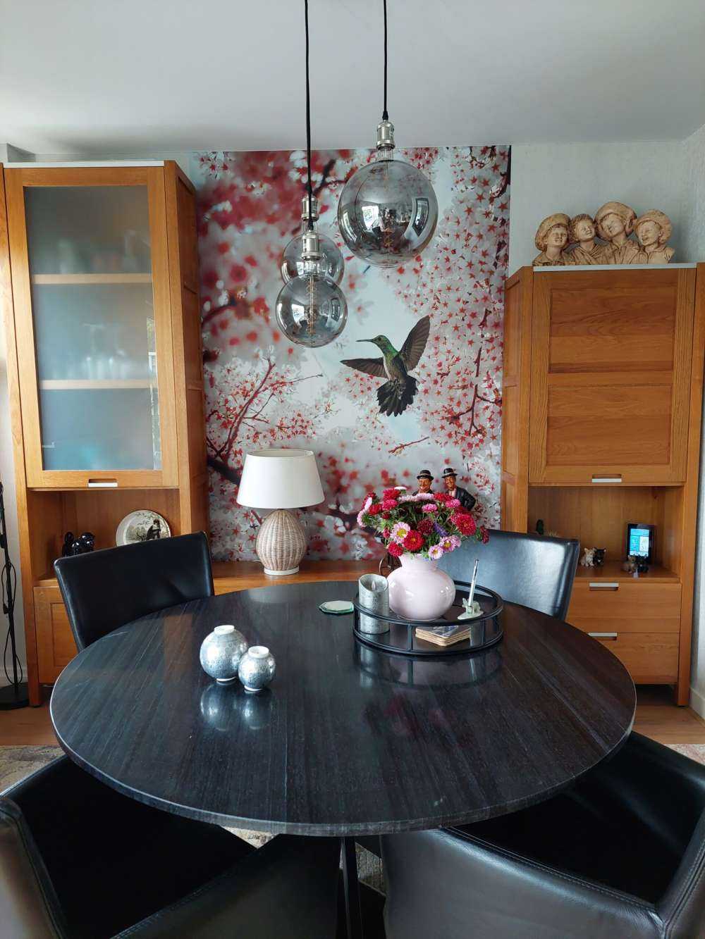 Kolibri mellem blomsterne