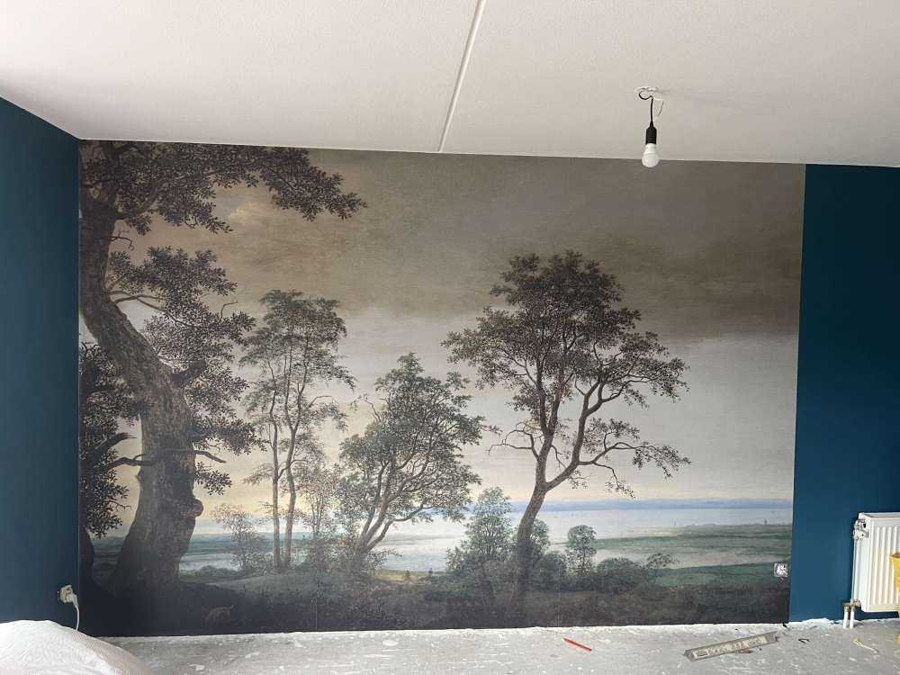 Flodlandskab set gennem træer