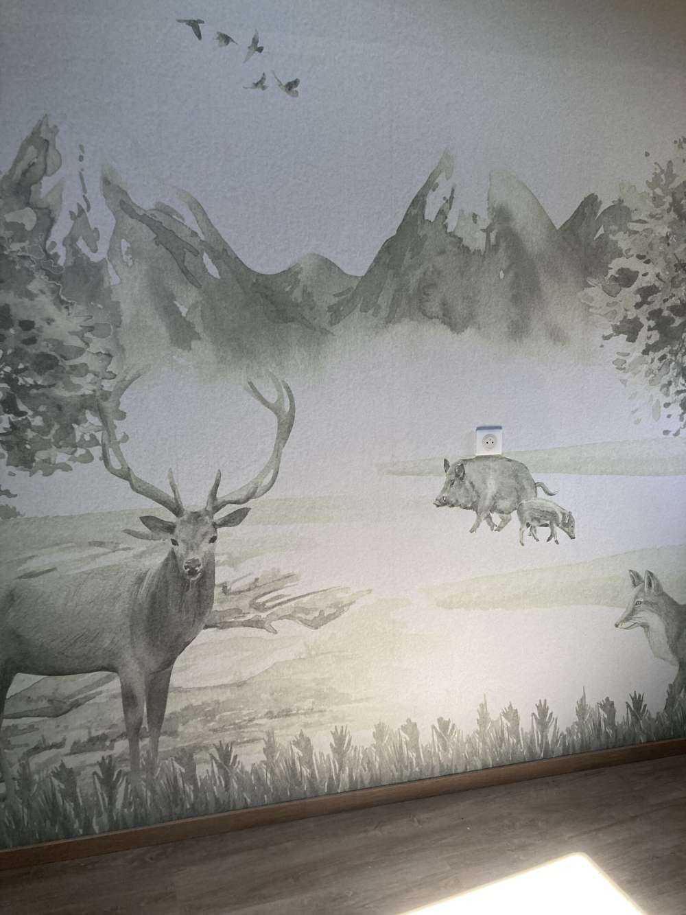 Skov med dyr i grønne omgivelser