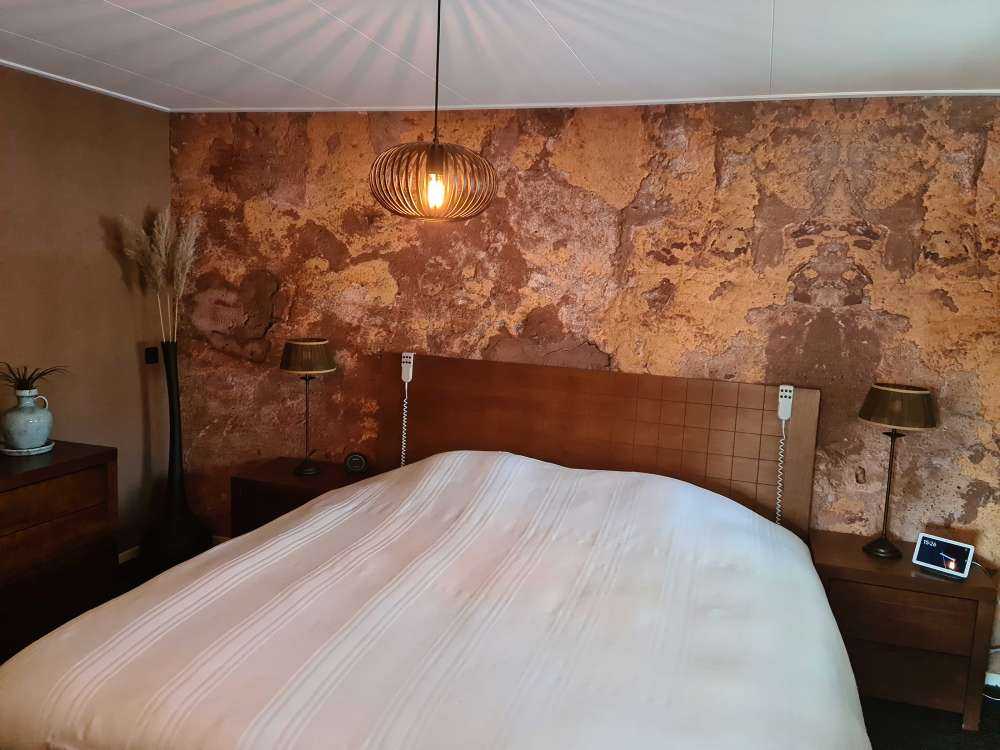 Gammel mur med gul stdk