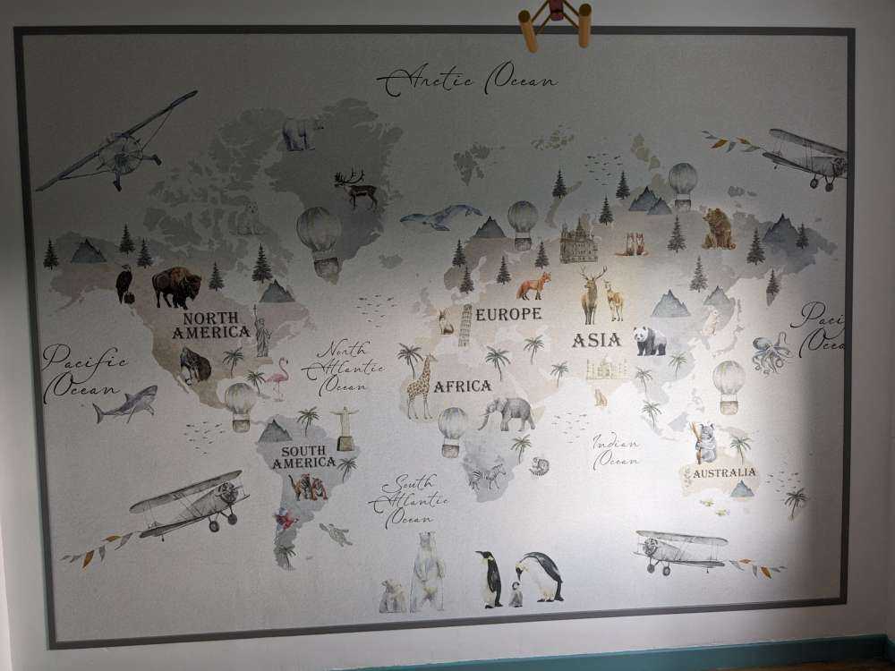 Verdenskort med forskellige dyr