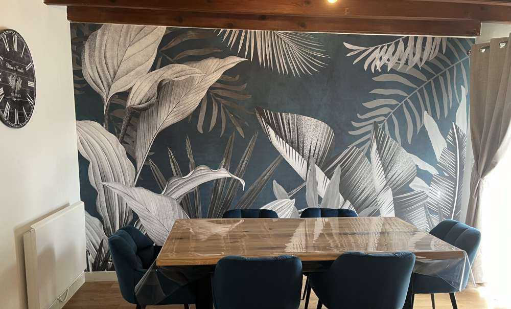 Tropiska blad på en blå bakgrund