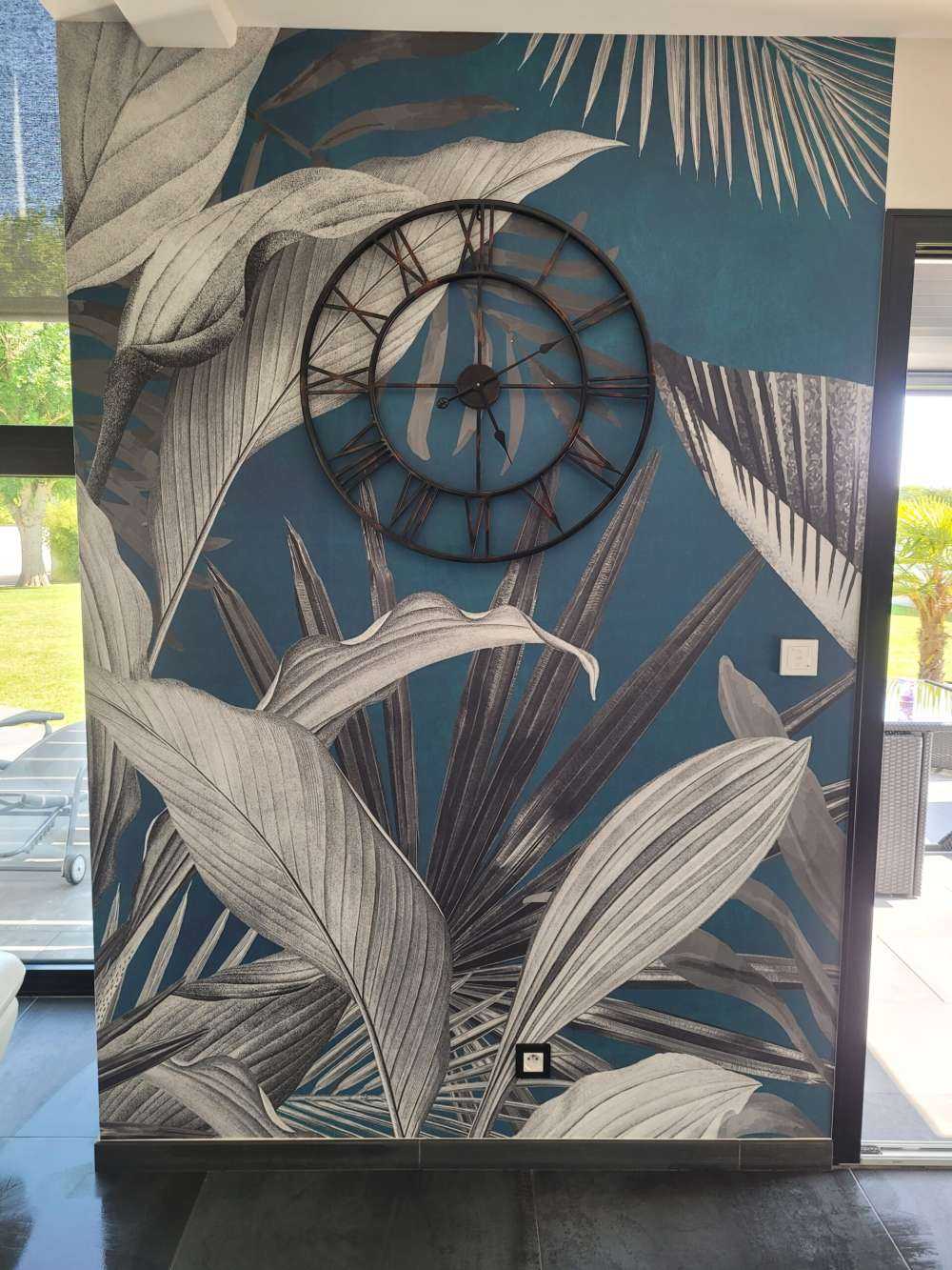 Tropiska blad på en blå bakgrund