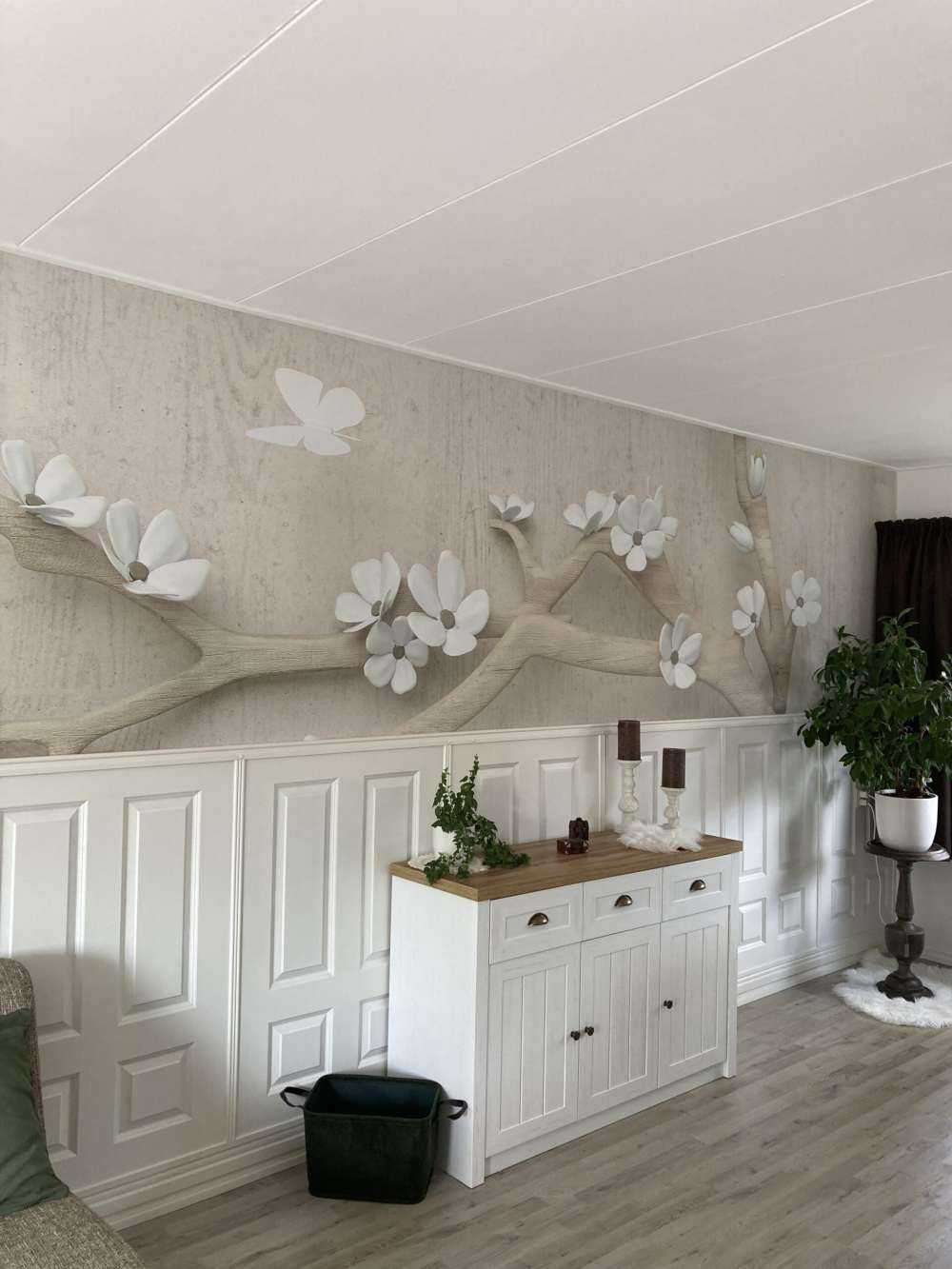 Gren med vita blommor på träbakgrund