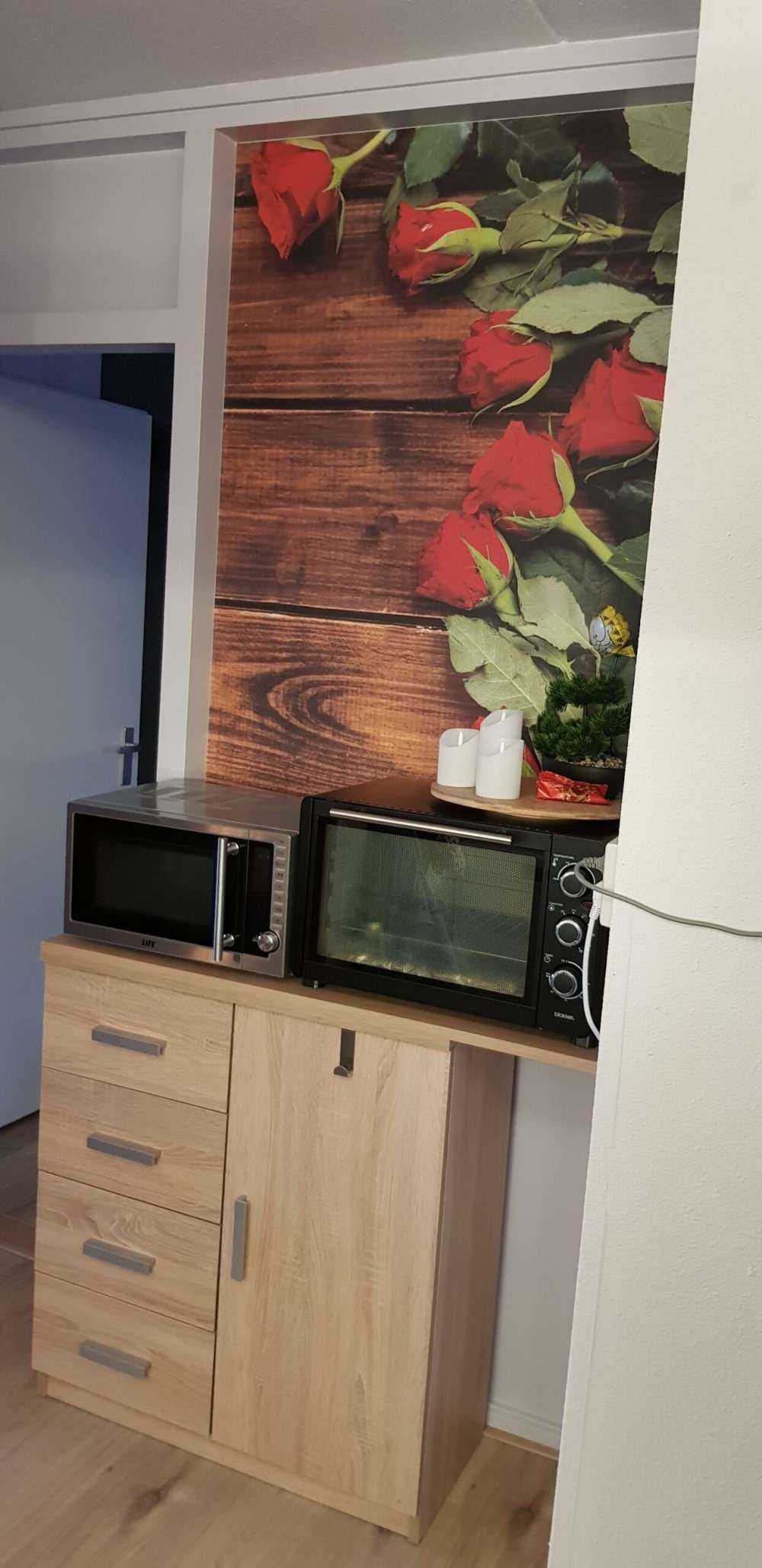 Röda rosor på trä