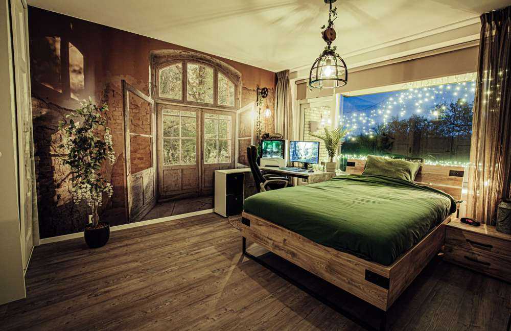 Forlatt hus ved skogen