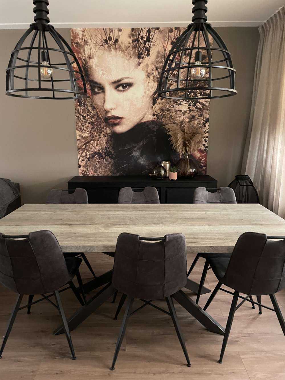 Kvinne og grasiøse grener