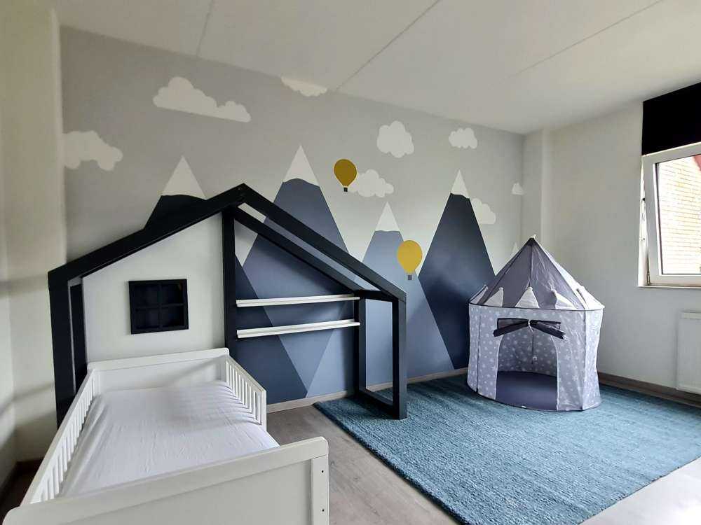 Blå fjell med luftballonger