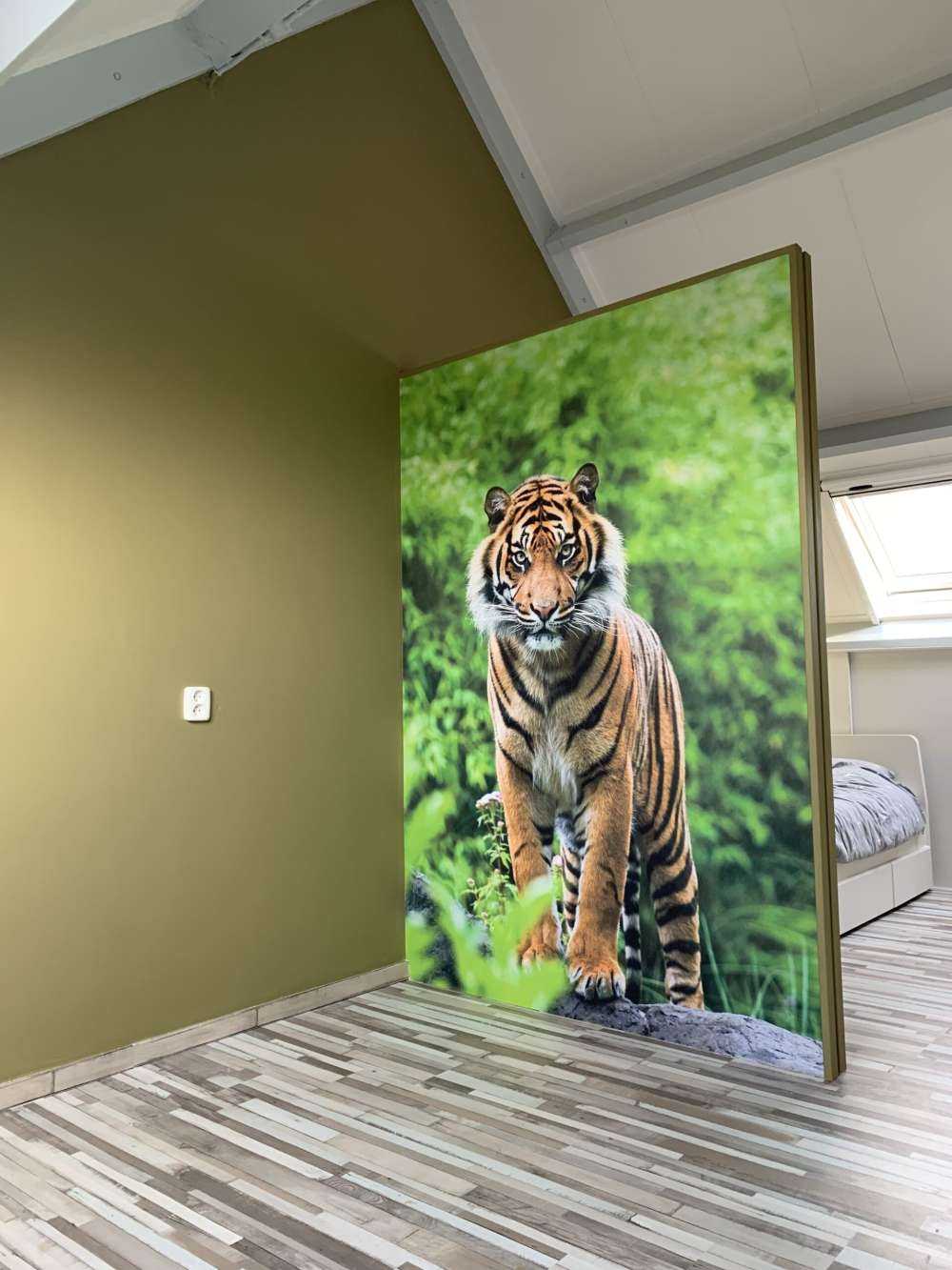 Tiger som står på en stein