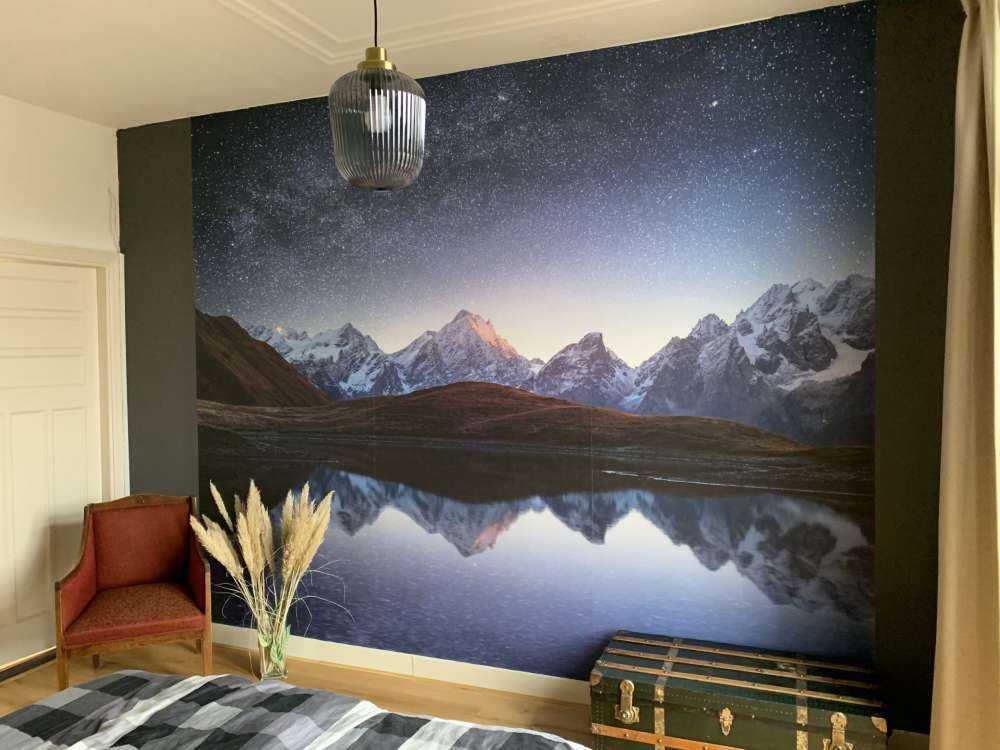 Bjerge med sne om natten