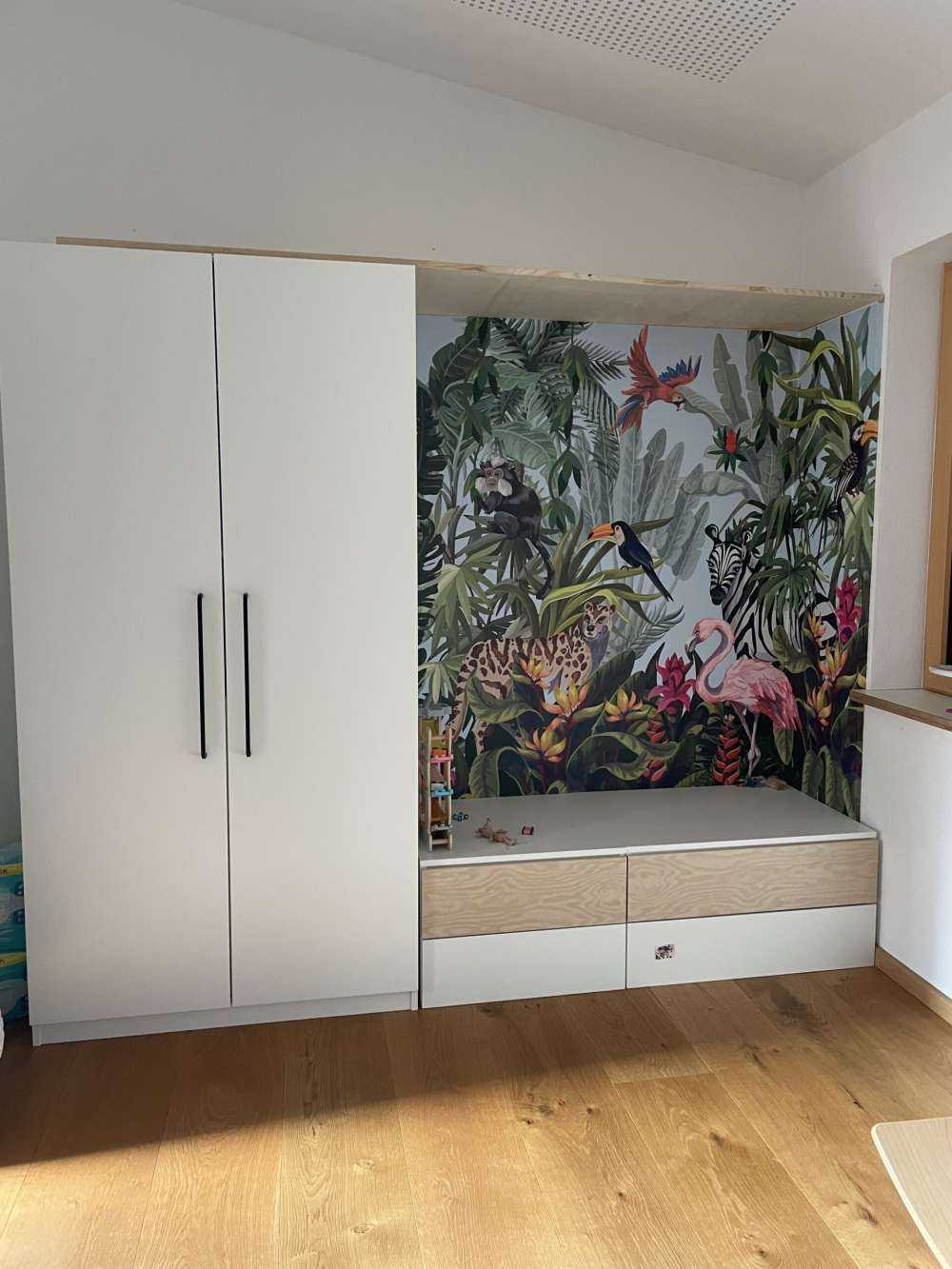 Farverig jungle med dyr