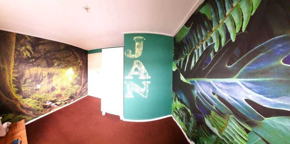 Tropisk jungle med sollys