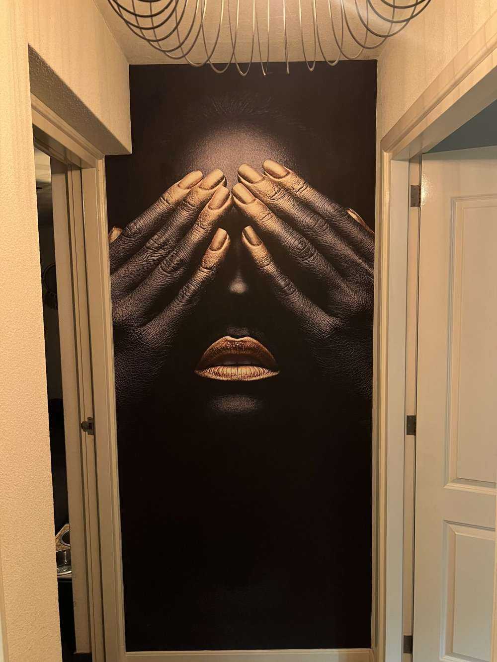 Kvinne med hendene foran øynene