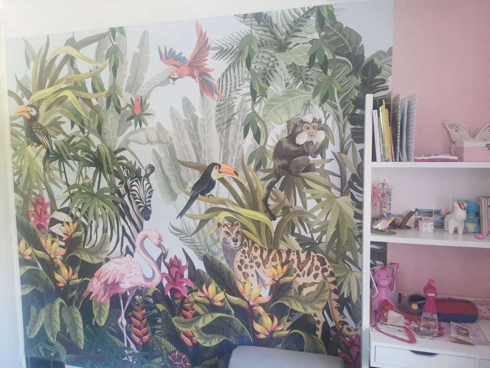 Farverig jungle med dyr