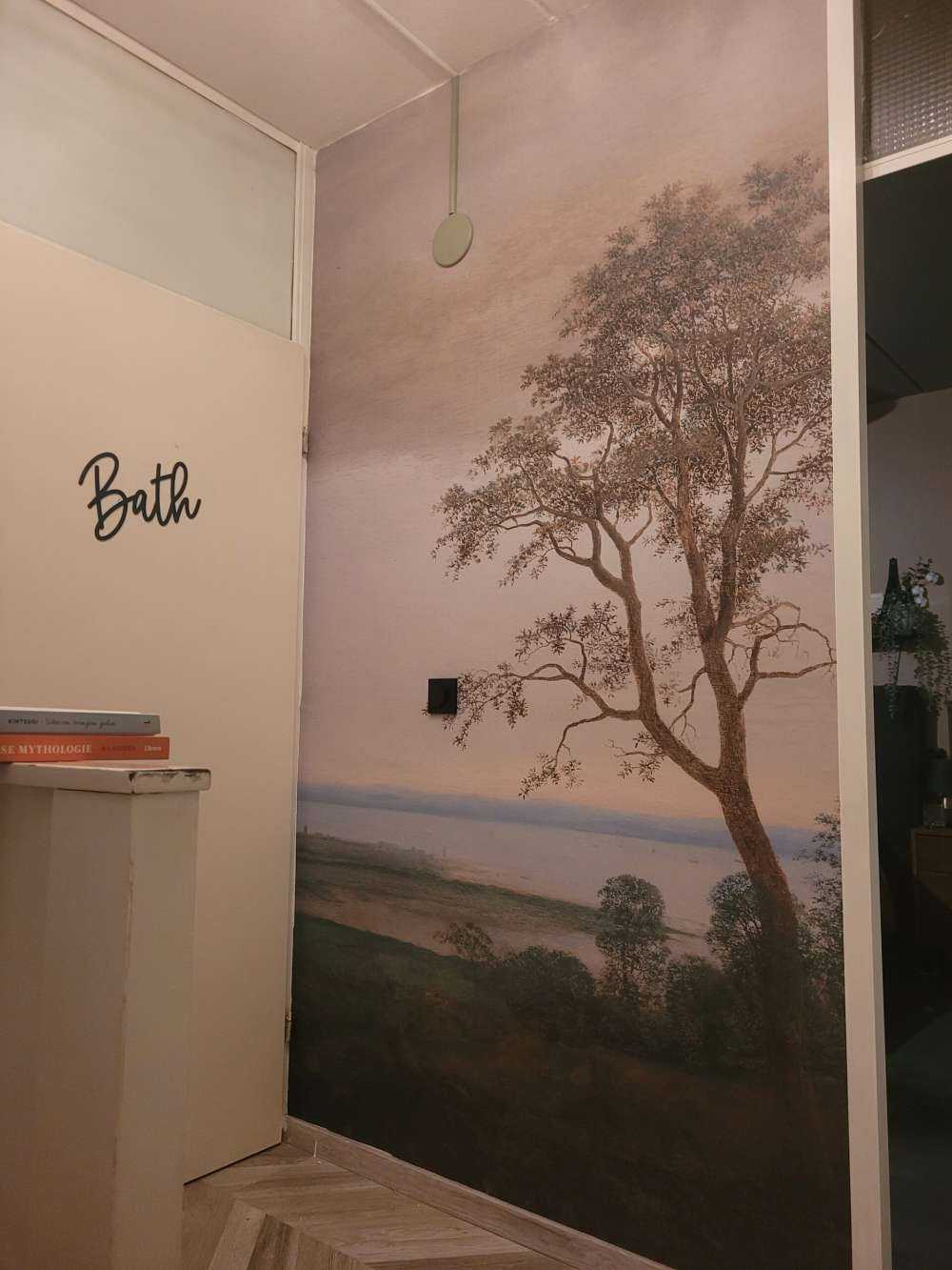 Flodlandskab set gennem træer