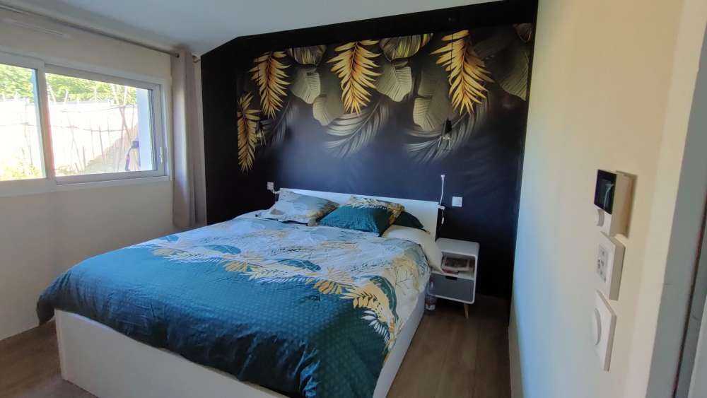 Blade på mørk baggrund