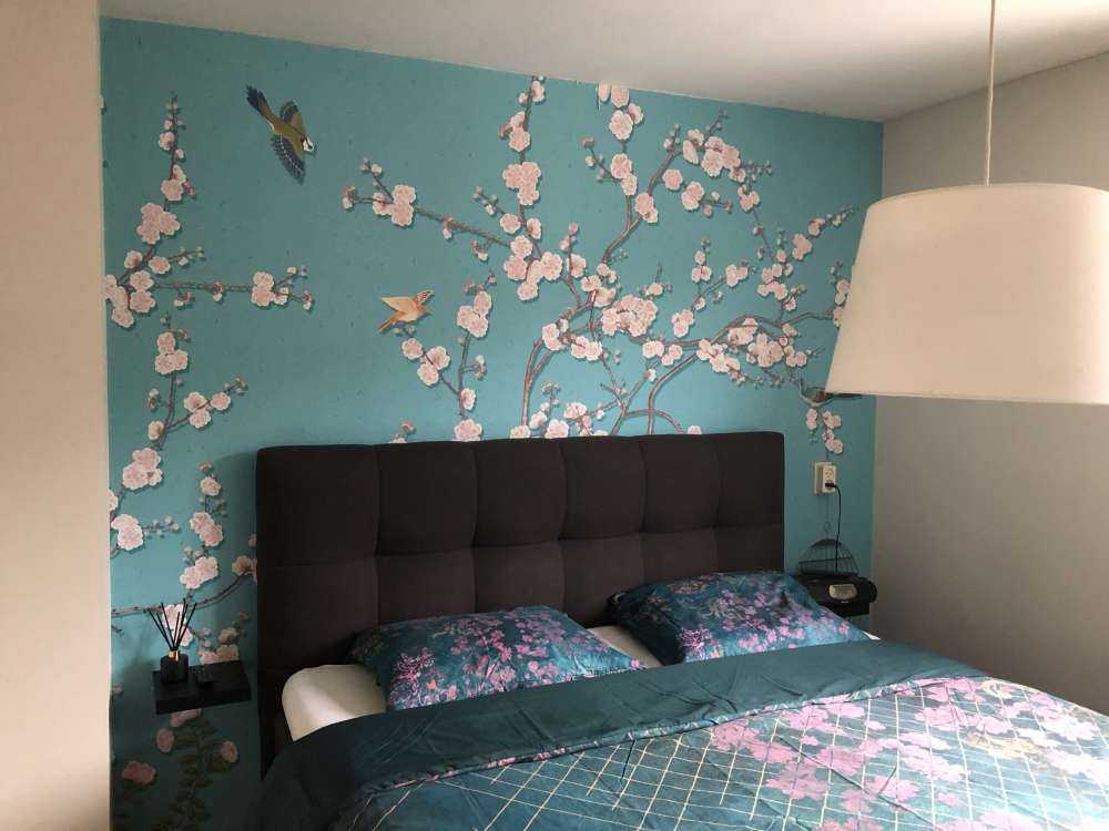 Tegnet blomstrende træ med fugle