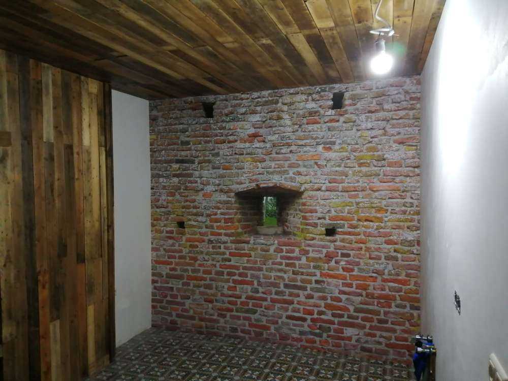 Bymur med udsigt igennem