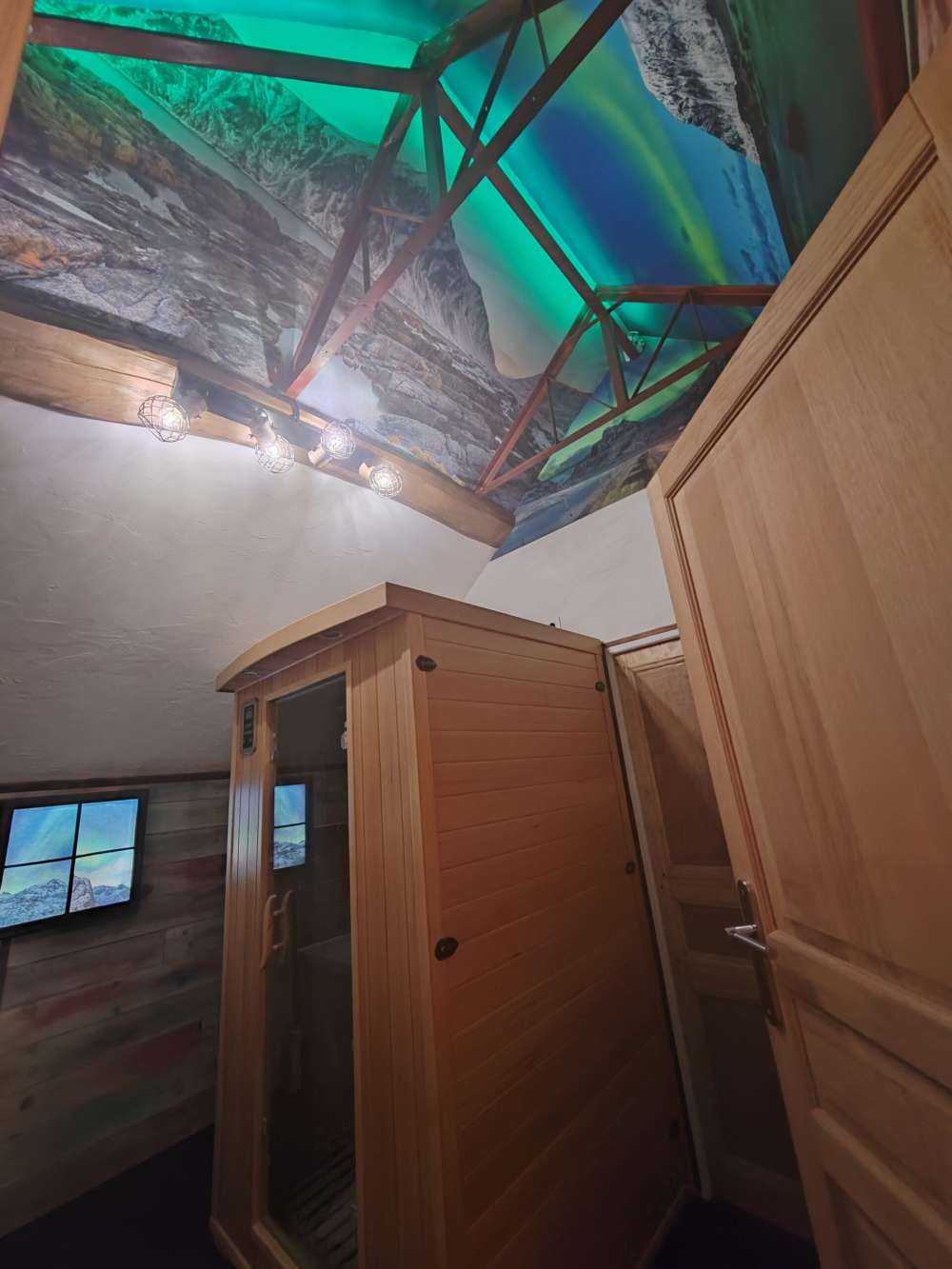 Norrsken över snöiga berg