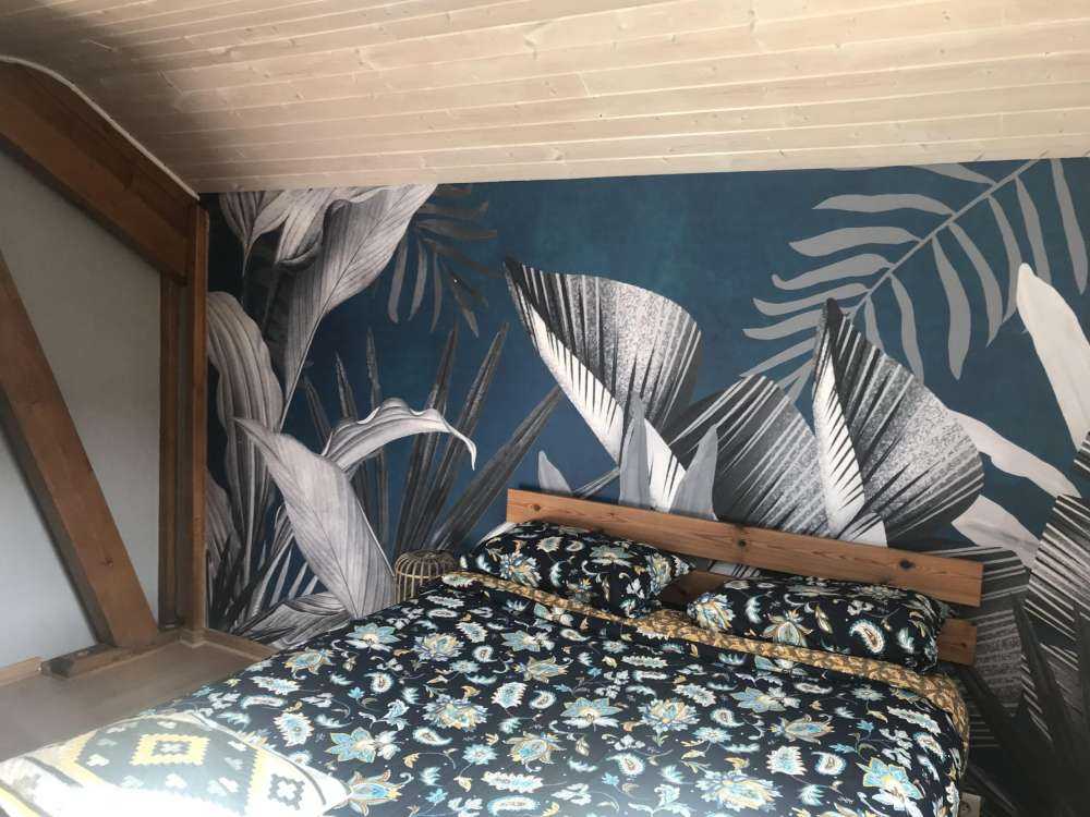 Tropiska blad på en blå bakgrund