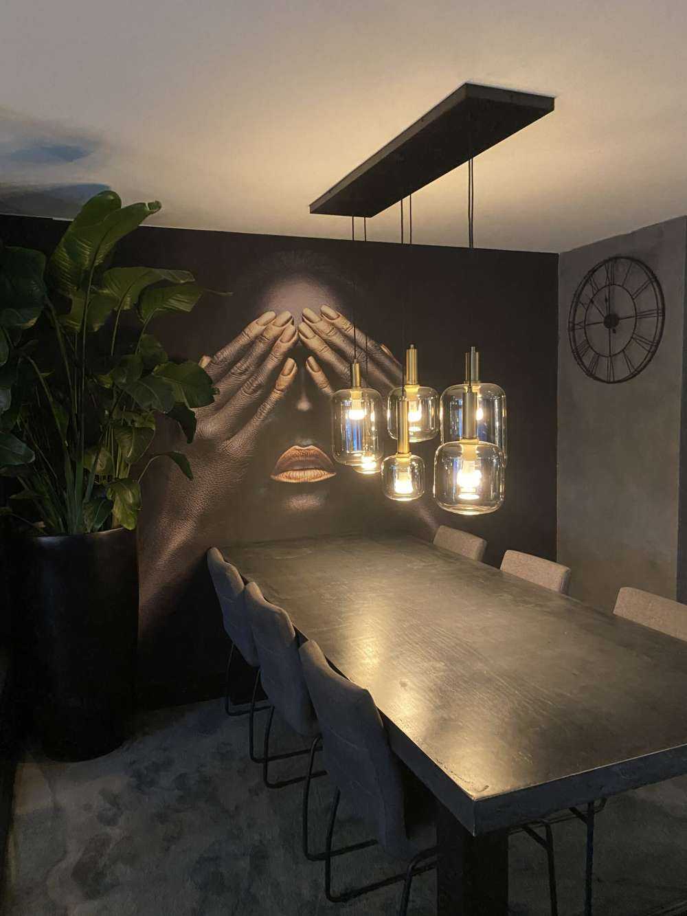 Kvinne med hendene foran øynene