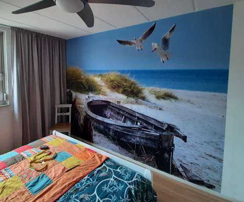Gammel fiskebåt, måker, strand og sjø