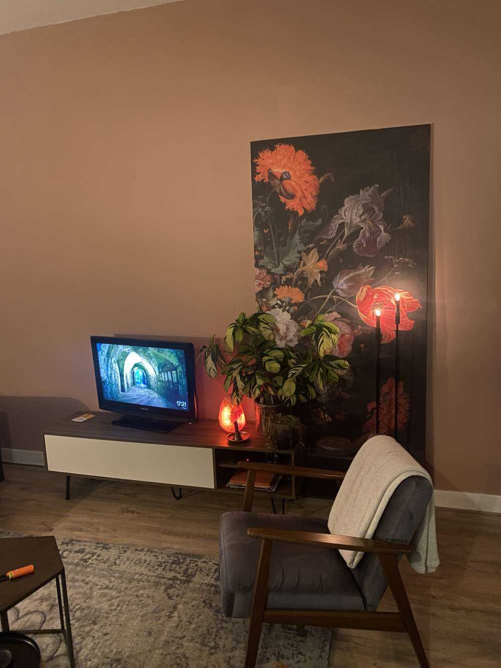 Stadig liv med blomster og et ur