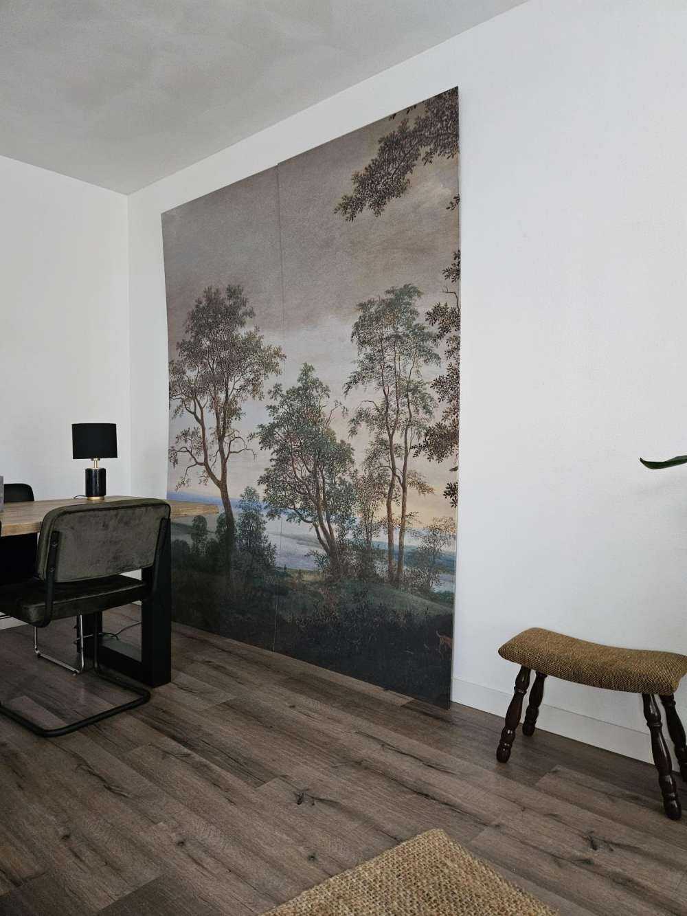 Flodlandskab set gennem træer