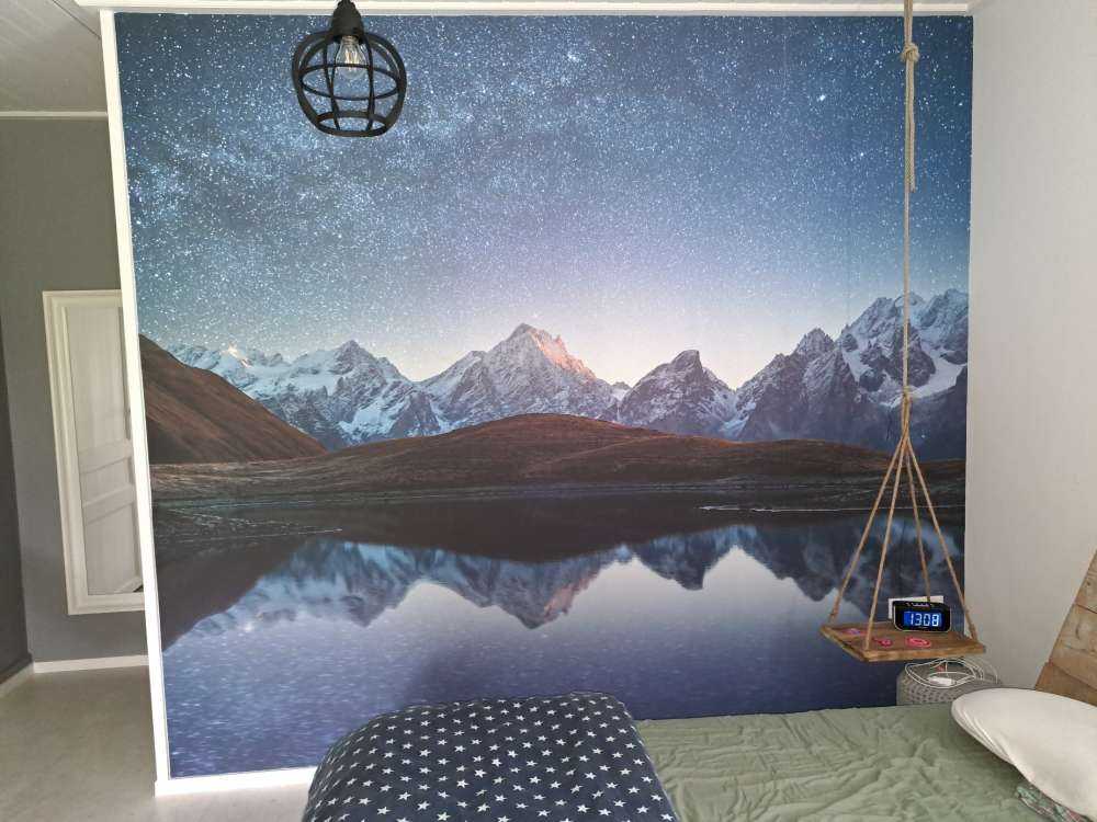 Berg med snö på natten