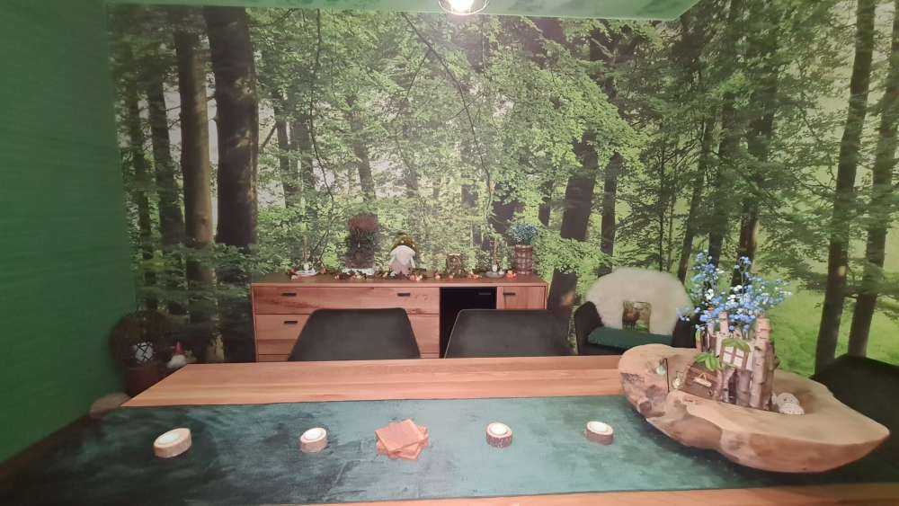 Trädens reflektion i vatten